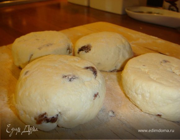 В сковороде с толстым дном, которую можно поставить в духовку разогреть растительное (оливковое) масло, на небольшом огне чуть обжарить сырники с одной стороны. Поставить в разогретую духовку на 10-15 мин.
