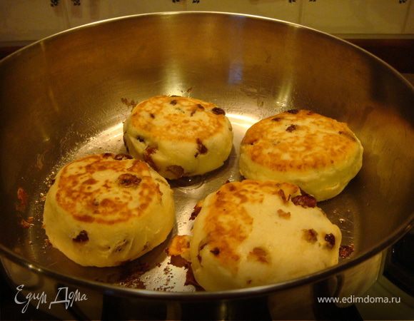 Джем из яблок или любых других фруктов развести небольшим количеством кипяченой воды до состояния соуса и полить горячие сырники. Приятного аппетита!
