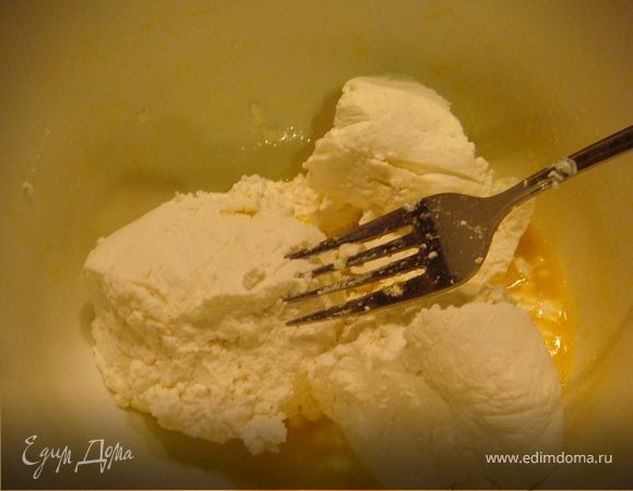 Подбить яйцо с сахаром, добавить творог, муку, соль и вымешать с помощью вилки до однородности.
