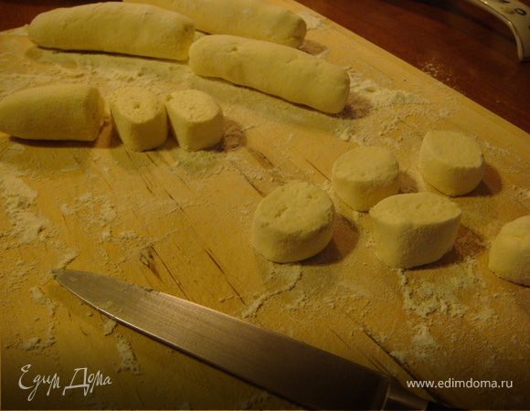 Вскипятить воду в кастрюльке, посолить. С помощью шумовки опустить вареники в кипящую воду. Варить 5 минут. 
