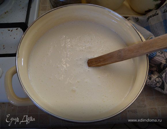 Тесто. Яйца перетираем с сахаром.
В кефир добавляем уксус и соду. Пусть все постоит 10 минут. Сахар растает, кефир увеличится в 2 раза.