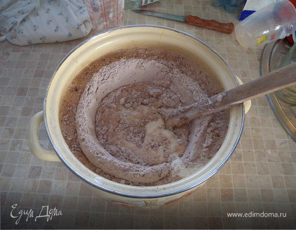 Муку перемешать с какао. Соединить яичную смесь с кефиром. Добавить муку-какао. Тесто должно получиться срелдей густоты.