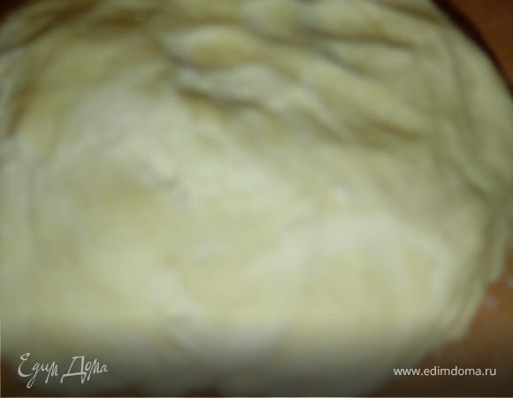 Дрожжи перетираем с солью, добавляем молоко и сахар, перемешиваем. К полученной массе добавляем размягченный маргарин, а затем муку. Тесто должно быть не густым и тяжелым. Лучше не добавлять сразу всю муку, а перед разделкой припылить мукой. После замеса тесто положить в холодильник на 4 часа, а после этого можно приступать к выпечке. 