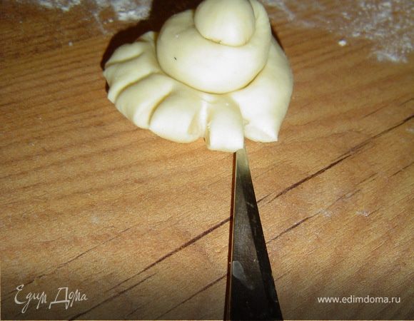 Ножницами делаем надрезы по всей "улиточке". 