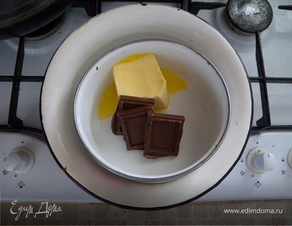 Готовим помадку масло. Ею ми будем смазывать корж изнутри. На вод. бане:масло, сахар, какао, шоколад. 