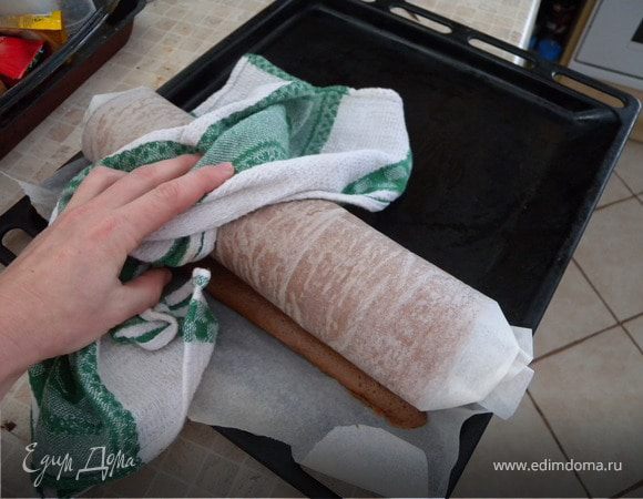 Вытаскиваем готовый корж, и сразу же сматываем вместе с бумагой. Даем остыть. (сейчас можно на балкон, зима на дворе).