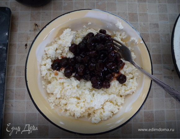 Творожная начинка. Творог смешиваем с сахаром и вишней (желательно без косточки). Так как вишня линяет и дает некрасивый оттенок творогу я добавляю в творог какао.  Сразу же ставим в холодильник, или даже на пару минут в морозилку, а потом в холодильник, для того чтобы от сахара творог не потек водой