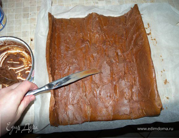 Когда корж остыл - разворачиваем и смазываем изнутри холодной помадкой - маслом, желательно без пробелов. (оставляем где-то треть помадки для верха и боков). Это я делаю для того, чтобы корж был отдельно а начинка отдельно. Можно и без этого, тогда корж пропитается творожной массой.