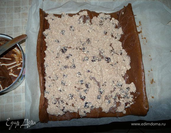 Поверх сразу выкладываем творог и скручиваем.