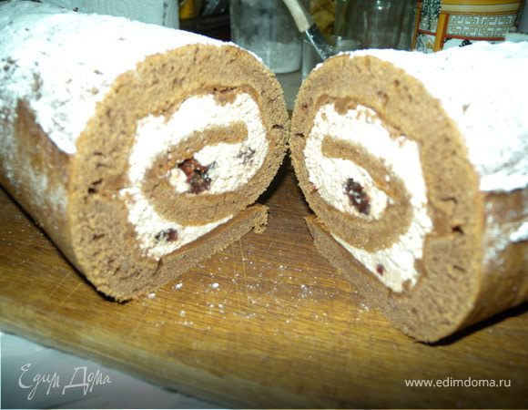 Сверху намазываем совсем немножко помадки (чтобы пудра держалась) и посыпаем сахарной пудрой. И отправляем в холодильник. Примерно на 30 минут. Употреблять охлажденным.