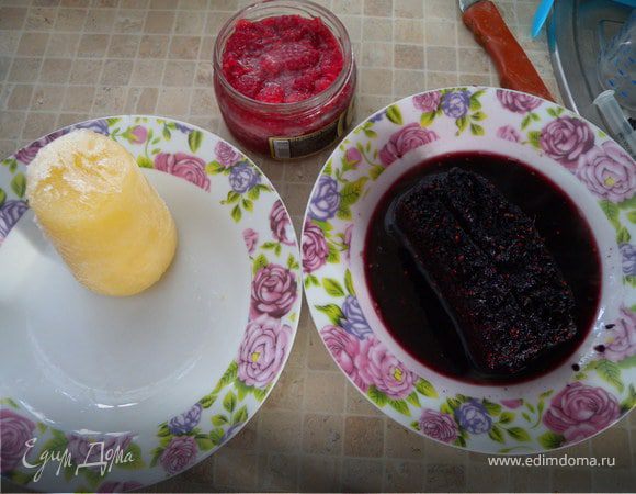 Первое тесто из малинового сока с сушкой из клубники. Второе тесто с дыневого сока с сушкой из дыни. Третье тесто из сока шелковицы с сушкой из сливы. Соки отжимала через марлю из свежемороженого пюре (было в морозилке). Сухофрукты сушила летом сама.