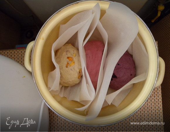 Например:
1. Сок малины (Была мороженая малина, я выдавила через марлю сок). Подогреть. Разбавить в нем дрожжи (4 грамма), добавить сахар соль и масло (33 г). Вымесить. Добавить медко порезанные сухофрукты (клубника). Получилось место трех насыщенных цветов. Дать подняться (около 2 часов)