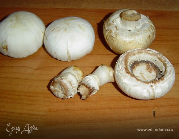 Грибы моем, удаляем ножки и снимаем верхнюю кожицу со шляпки.