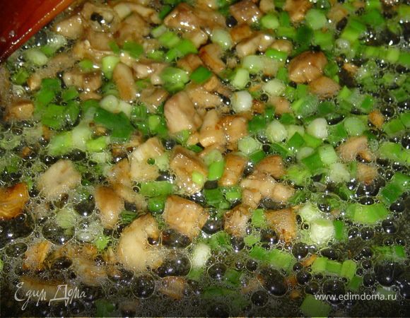 Быстро обжариваем на сильном огне в смеси растительного и сливочного масла грибы и зеленый лук.