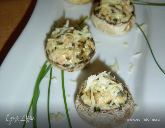 Готовые шляпки посыпаем тертым сыром 