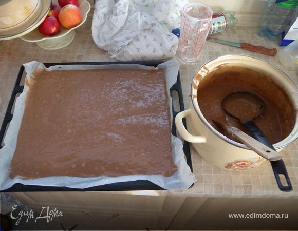 Выпекать коржи на протвине или в форме на бумаге обязательно смазанной маслом. Я делаю тонкие коржи, чтобы потом не резать. Выпекать при температуре 140-160 градусов (15-20 мин)