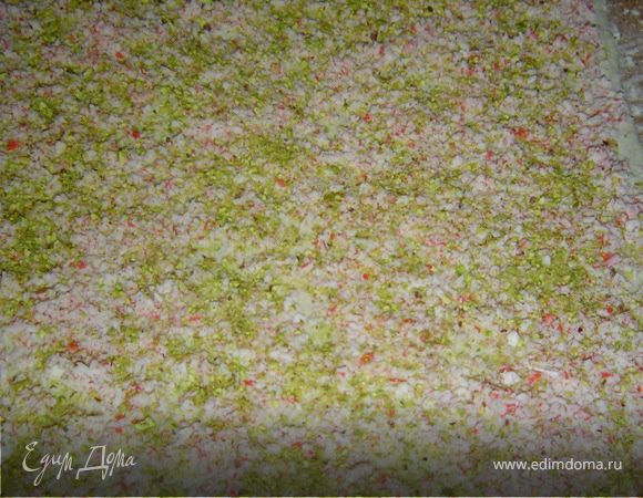 На тесто выкладываем крабовые палочки и фисташки.