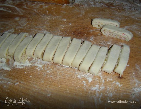 Нарезаем рулет на кусочки, шириной не менее 1 см.