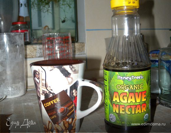 Делаем пропитку для коржей: Варим крепкий кофе, добавляем сироп, охлаждаем.