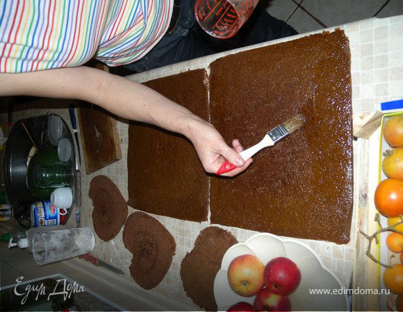 Пропитываем остывшие коржи пропиткой. Оставляем на 30 мин.