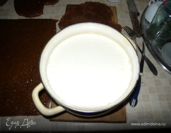 Крем. Взбиваем сметану с сахаром.  (Если сильно жидкий крем - добавляем желатин. (разводим дозу согласно инструкции с 100 мл воды)). И охлаждаем (если с желатином то не дать застыть, а то не намажете)