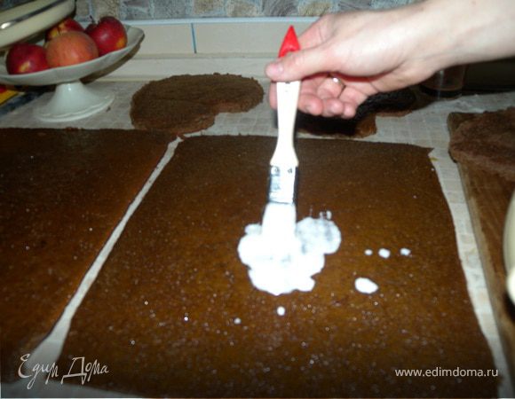 Пропитываем коржи кремом пару раз. 