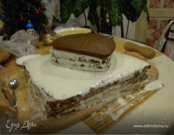 Собираем торт чередуя коржи с кремом (поливаем)