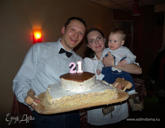 Оставшийся крем соединяем с измельченными орехами (делаем достаточно густую массу) и заделываем края.