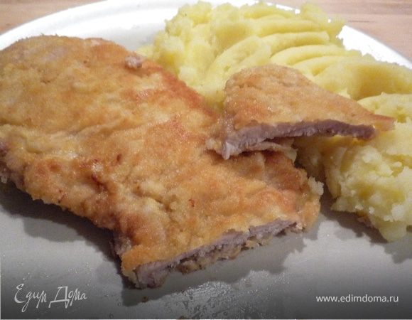 Шницель вначале обвалять в муке, затем в яйце, а потом в панировочных сухарях. Обжарить по 3-4 минуты с каждой стороны на среднем огне. Потомить под крышкой пару минут и все! Как вариант - подавать с картофельным пюре. Приятного аппетита!