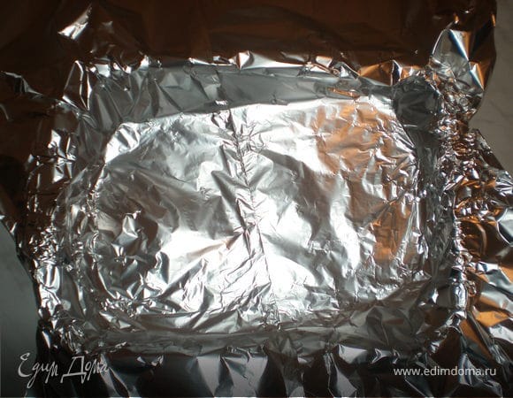 Выстелить форму для запекания фольгой. Соединить по длинной стороне фольгу, тогда хватит и на дно и сверху закрыть.
