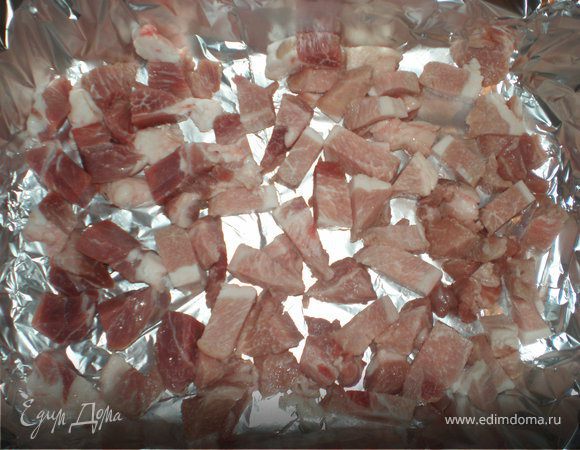 Мясо порезать маленькими кусочками, добавить чеснок мелко рубленный, слегка посолить, смазать майонезом.