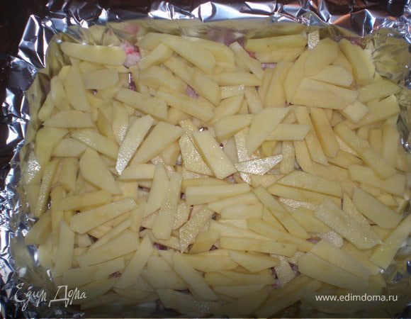 Сверху картофель резанный, посолить, слегка майонезом.