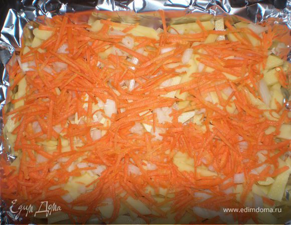 Затем резанный лук и тёртую морковь, майонез.