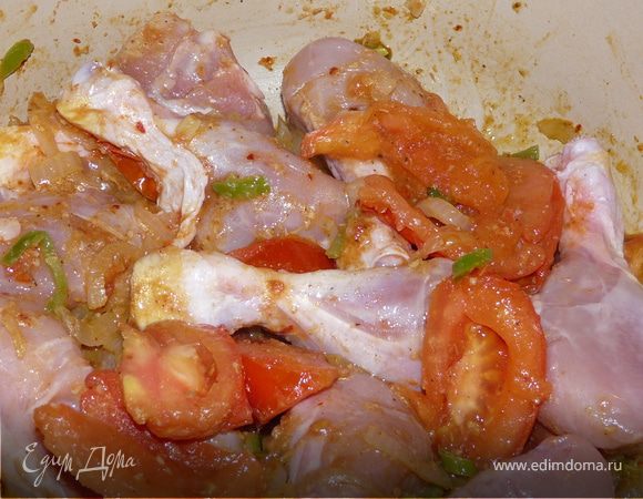 В тяжелой кастрюле на растительном масле подрумянить лук, чеснок и чили. Теперь добавить помидоры и все специи, немного соли.
Выложить туда же куриные ножки (без кожи) и тушить до готовности мяса, перемешивая. Если нужно, подливать немного воды.
Добавить порезаную кубиками картошку и потушить 15 минут, добавить кокос.
Выключить и накрыть крышкой на несколько минут.