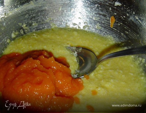 Размягченное сливочное масло растираем с сахаром,добавляем яйцо, ванилин, кокосовую стружку,тыквенное пюре