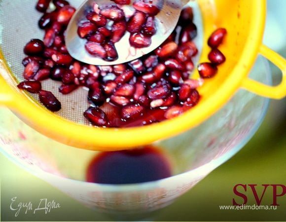 Берем семена половинки граната и хорошо их промываем под холодной водой.
Выкладываем их в небольшое сито и давим над стаканом обратной стороной столовой ложки.
Размешиваем сок с сахаром. По скольку сок получается терпким, сахар можно добавить по собственному вкусу.
Добавляем в шейкер водку, гранатовый сок, несколько кубиков льда и перемешать. Перелить в охлажденный бокал для мартини и украсить апельсиновой завивкой.
