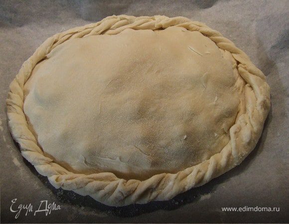 Начинка: нарезать яблоки, груши. Клюкву помять. Перемешать фрукты и ягоды с сахаром, корицей и крахмалом.
Тесто разделить на 2 части. Одну часть раскатать кругом и выложить на противень. Выложить начинку. Вторую часть теста раскатать также кругом и накрыть начинку. Скрепить края пирога косичкой.