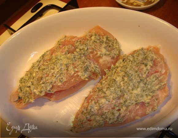 Грудки уложить в жаропрочную форму (противень) и смазать каждый кусок половиной смеси масла с травами. Поставить в духовку на 8-10 мин или пока не подрумянятся.
 