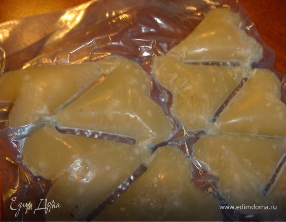 Сделать соус: Смешать муку с оставшимся маслом. Немного теплого бульона (использовала замороженный в кубиках собственного производства) ввести в муку с маслом, а затем наоборот. Довести до кипения и проварить на медленном огне до загустения. Добавить натекший на противень сок в соус и перемешать.