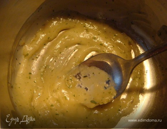 Подавать курицу, полив ее соусом.