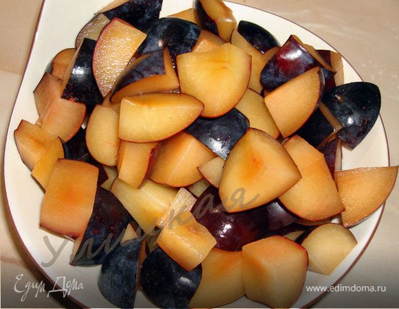 Подготовьте форму (выложите бумагой для выпечки. Разогрейте духовку до 220 градусов.
Сливы промойте, порежьте на кусочки.
