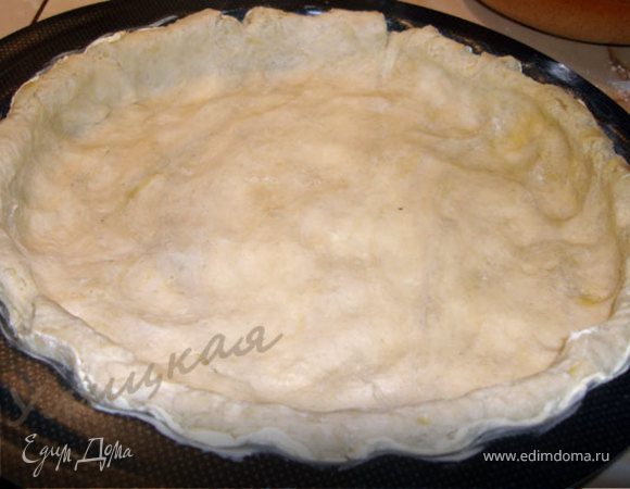 Тесто достаньте из холодильника и разомните в форме, формируя корж с бортиками.