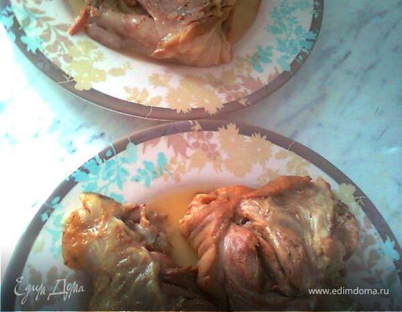 Тщательно промываем мясные составляющие. Поверхность шкуры старательно выскабливаем. Кладем в глубокую кастрюлю и заливаем водой. Оставляем вымачиваться на 2-3 часа (для того, чтоб в последующем бульон был более прозрачным).
Сливаем воду, заливаем свежей холодной водичкой (на 2-3 пальца выше уровня мяса; т.к. воду нельзя добавлять, уверяю, что вода практически не выкипит, если все готовить правильно поддерживая температуру и под закрытой крышкой). Ставим на максимальный огонь. Доводим до кипения. Добросовестно снимаем пену. Закрываем крышкой и убавляем огонь до температуры, при которой мяско буквально будет томиться, а не интенсивно кипеть. Оставляем на 10-12 часов.