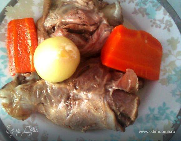 Нашинкованную крупными кусками морковь и корень сельдерея/петрушки припекаем без масла с двух сторон на раскаленной сковороде.
Выкладываем в кастрюлю с нашим будущим холодцом, добавляем лук (не очищенный (в шелухе), дабы придать бульону приятный цвет), перец горошком, соль (холодец имеет странное свойство - при застывании становится менее соленым... Советую учесть это заранее и посолить побольше)
На максимальном огне доводим до кипения и варим на среднем огне около 40-50 минут. Добавляем лавровый лист и варим еще 10 минут.