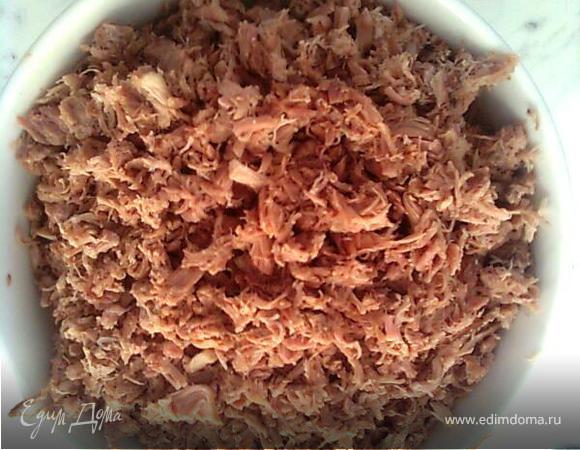 Вынимаем мясо, кости, овощи (морковь кто то в дальнейшем использует для украшения). Процеживаем бульон через марлю (свернутую в 2-3 раза). Оставляем в теплом месте.
Для того, чтобы проверить застынет ли наш бульон, наливаем немного в тарелочку и ставим в холодильник... А пока, разбираем мясо (отделяем косточки, шкуры, сало и прочие неаппетитные составляющие от чистого мяска).
Как после измельчить мясо - так же дело вкуса каждого! Кто то предпочитает пропущенное через мясорубку, кто то рубленое... Я предпочитаю разрезать поперек волокон длиной около 1,5 см и разделить на волокна вилочкой.
