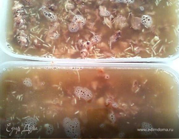 Щедро укладываем мясо в формочки, сверху кладем чеснок (я его не стала резать, а натерла на мелкой терке), украшаем по желанию и...
Перед тем, как залить бульоном - заглядываем в холодильник и смотрим, застыло ли содержимое нашей тарелочки! Если нет - дело за желатином...
Итак, у меня все прекрасно застыло!!, заливаем наше мяско. Тут тоже по вашему желанию процентное соотношение бульона и мяса варьирует.
Жир сверху бульона можно очень просто: 1. убрать ложечкой (если слой очень толстый); 2. остатки промокнуть бумажной салфеткой (один или несколько раз).
Ставим наш шедевр(ы) в холодильник (ни в коем случае не в морозилку!!! (желательно без крышки, чтоб не скапливался конденсат) и ждем...