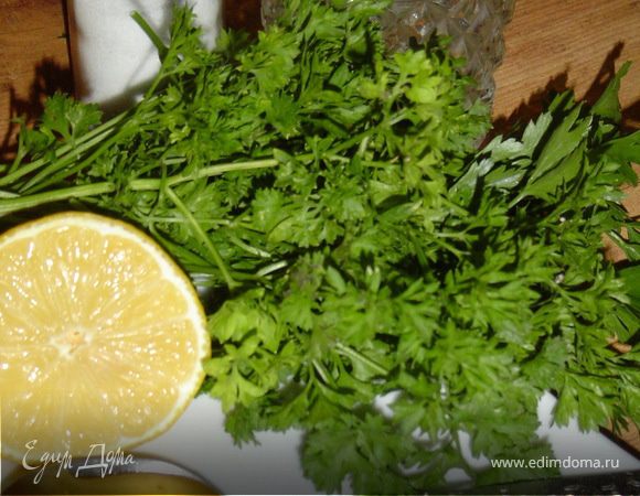 Утолщенную часть стеблей петрушки обрезаем и измельчаем.
