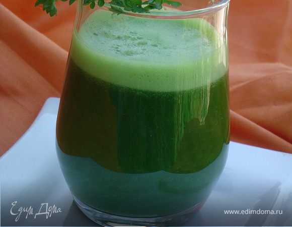 Затем петрушку, лимон, стакан воды и мeд закладываем в блендер и включаем на максимальную скорость. Понемногу подливаем воду, доводя до нужной консистенции. Перемалываем до тех пор, пока блендер не порубит петрушку настолько мелко, как только возможно.