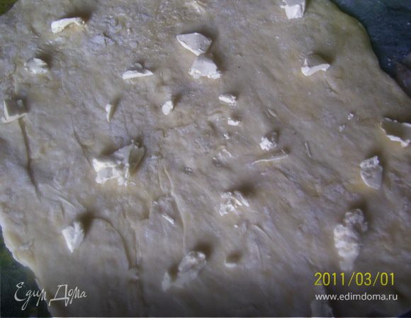 Взять готовое сдобное тесто(или готовим по моему рецепту www.edimdoma.ru/recipes/15911). Раскатать тесто в пласт толщиной 0.5 см. Смазать сливочным маслом.