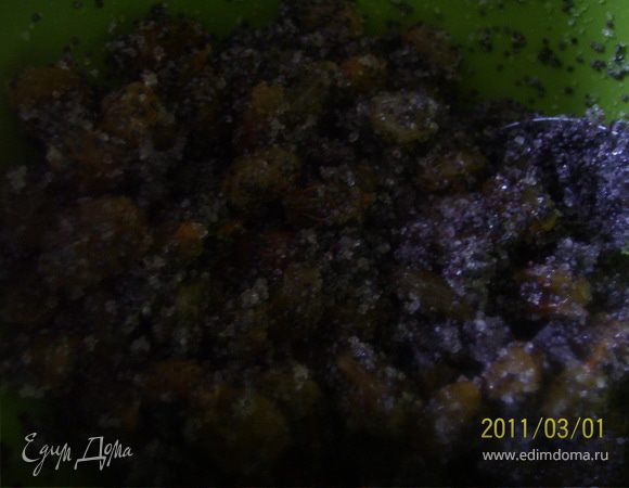 Готовим начинку. Изюм заварить кипятком. Воду слить, добавить сахар, мак. 